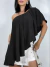 Mulher vestindo blusa bata assimétrica preto com um ombro à mostra
