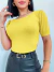 Mulher vestindo blusa princesa manga bufante amarelo