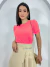 Mulher vestindo blusa princesa manga bufante pink neon