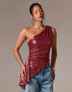 Mulher vestindo blusa feminina vermelho assimétrica com babados e lantejoulas