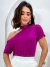 Mulher usando blusa choker manga curta fúcsia