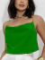 Mulher usando cropped alcinha de corrente verde