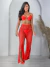 Mulher vestindo calça saída de praia vermelho com fenda frontal e estampa de crochê