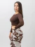 Mulher usando calça estampada cow em marrom
