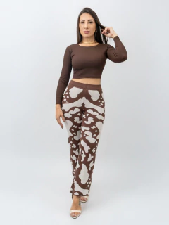 Mulher usando calça estampada cow em marrom