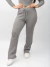 Mulher usando calça pantalona modal texturizada cinza