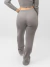Mulher usando calça pantalona modal texturizada cinza
