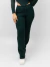 Mulher usando calça pantalona modal texturizada verde