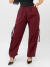 Mulher usando calça jogger cargo vinho