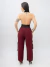 Mulher usando calça jogger cargo vinho