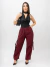 Mulher usando calça jogger cargo vinho