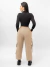 Mulher usando calça jogger cargo nude