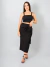 Mulher usando conjunto alfaiataria Lara preto com cropped de alças e saia midi com amarração frontal