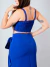 Mulher usando conjunto alfaiataria Lara azul royal com cropped de alças e saia midi com amarração frontal