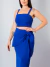 Mulher usando conjunto alfaiataria Lara azul royal com cropped de alças e saia midi com amarração frontal