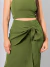 Mulher usando conjunto alfaiataria Lara militar com cropped de alças e saia midi com amarração frontal