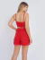 Mulher vestindo conjunto linho vermelho com top cropped de alças finas e shorts de cintura alta
