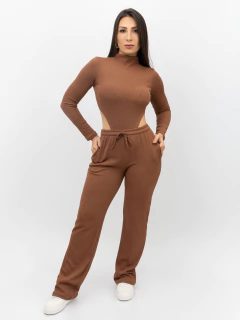 Mulher vestindo conjunto cavado Sofia marrom com calça reta e blusa de manga longa cavada nas laterais