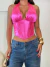 Mulher vestindo cropped corset acetinado pink com decote em V