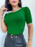 Mulher vestindo blusa princesa manga bufante verde
