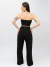 Mulher vestindo macacão pantalona tomara que caia preto