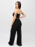 Mulher vestindo macacão pantalona tomara que caia preto