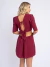 Macaquinho Ste manga curta na cor vinho vibrante com recortes na cintura e decote em V com nó frontal