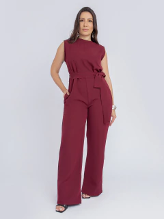 Mulher usando o macacão pantalona alfaiataria Hanna vinho