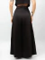 Saia longa preto de cetim com acabamento liso e caimento fluido usada por modelo