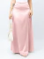 Saia longa rosa-claro de cetim com acabamento liso e caimento fluido usada por modelo