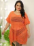 Mulher usando saída de praia plus size laranja