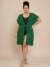 Mulher plus size usando saída de praia verde de tricot com mangas curtas e comprimento curto