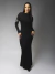 Mulher usando vestido longo sereia justo manga longa preto