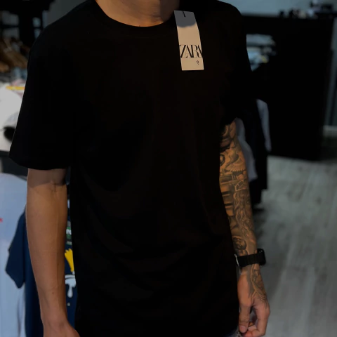 CAMISETA BÁSICA ZARA / PRETA