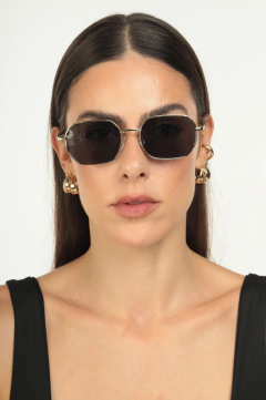 Óculos de Sol Feminino Hexagonal Polo Dourado com Lente Preta - comprar online