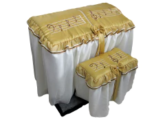 100.25 - Capa para Órgão Cetim Mostarda, Laterais Cetim Pérola e Voil Pérola - Corgão Confecções