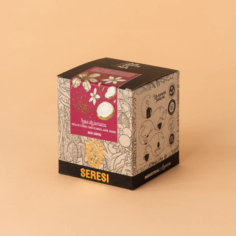 Envase de cartón cuadrado de Té en Hebras SERESI Rosa de Jamaica, blend con té negro, flores de hibisco, jazmín y jengibre, diseño en tonos negro y dorado con ilustración decorativa.