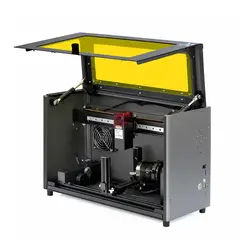 Gravadora a Laser Cilíndrica E10W Mecolour com tampa de proteção amarela aberta, mostrando os componentes internos do equipamento.