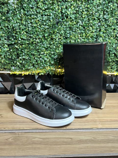 Tênis Alexander Mcqueen na internet