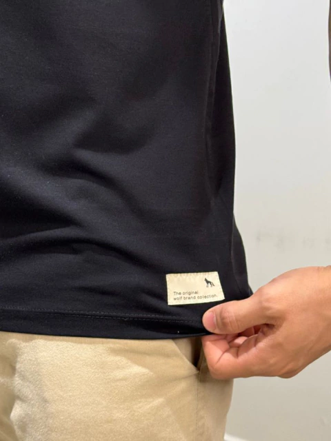 Camiseta Acostamento Básica Malha Pima Preta - comprar online