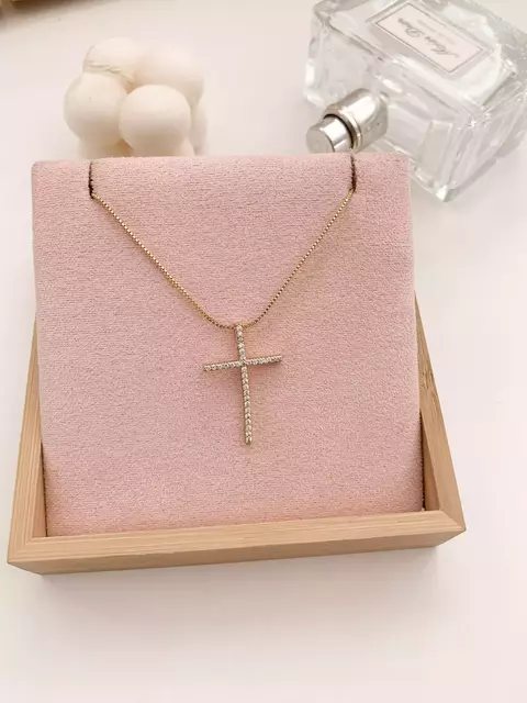 Colar Crucifixo Cravejado Banhado a Ouro