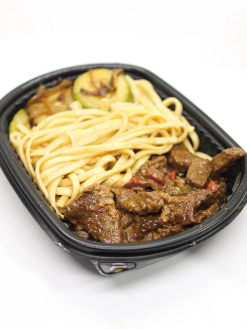 Carne Thai con tallarines y salteado de verduras