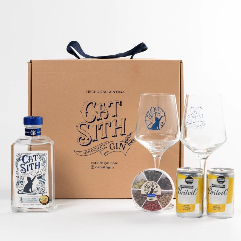 Cat Sith Spicy - Box Kraft - Bot. 700 cc. - 2 Copas Brunello c/ logo - Rueda de Botánicos - 2 Latas de Britvic