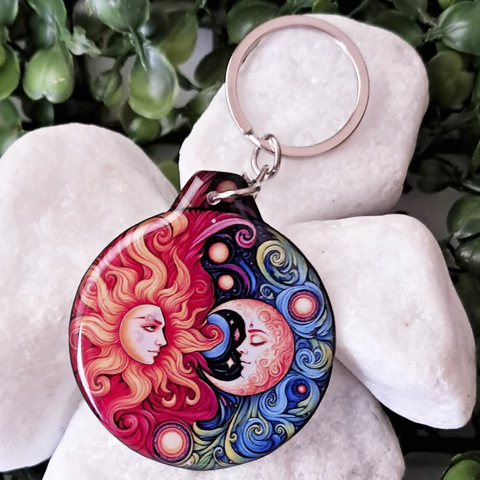 Chaveiro Resinado Místico - Lua e Sol (Mod.01) - comprar online