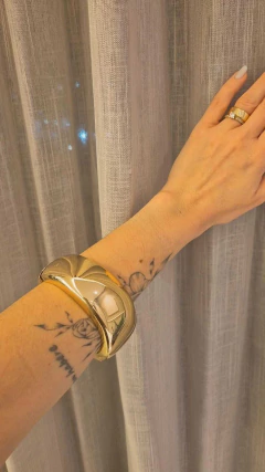 Bracelete Ondulado Largo na internet