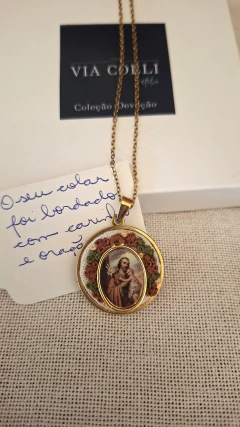 Pingente redondo de borda lisa dourada com o tema São José - loja online