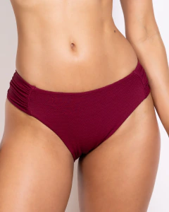 Calcinha de biquíni borboleta larga com textura em tecido, usada por modelo CARMIN COLMEIA


