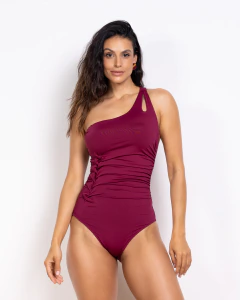 Mulher usando maiô ombro só com detalhe capitonê e franzidos na lateral Carmin