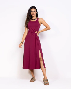 Mulher usando saída de praia vestido midi com detalhe de argola na lateral e fenda na perna direita Carmin