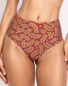 Calcinha de biquíni hot pants com estampa de folhas usada por modelo nativa